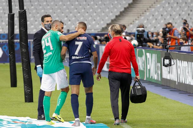 Kylian Mbappe (PSG) Vs Perrin (ASSE) FOOTBALL : Paris Saint Germain Vs AS Saint Etienne - Coupe de France - Finale - 24 07 2020 MichaelBaucher Panoramic 