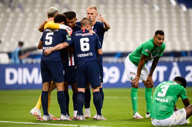 Attitude - Joie des joueurs de l equipe du PSG apres sa victoire - Attitude - Deception de KOLODZIEJCZAK Timothee ( 5 - Saint Etienne ) - Thiago Silva ( 2 - PSG ) - Marquinhos ( 5 - PSG ) - Marco Verrati ( 6 - PSG ) - FOOTBALL : Paris Saint Germain vs AS Saint Etienne - Finale Coupe de France - Saint Denis - 24 07 2020 FedericoPestellini Panoramic 