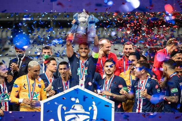 Bilder des Jahres 2020, Sport 07 Juli Sport Themen der Woche KW30 Sport Bilder des Tages Paris Saint Germain s players celebrate with the trophy on the podium after winning the Coupe de France soccer final match between Paris Saint Germain (PSG) and AS Saint Etienne, in Saint-Denis near Paris, France, 24 July 2020.  Copyright: xAurelienxMorissardx