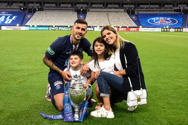 Attitude - Joie de Leandro Paredes ( 8 - PSG ) et sa femme FOOTBALL : Paris Saint Germain vs AS Saint Etienne - Finale Coupe de France - Saint Denis - 24 07 2020 FedericoPestellini Panoramic 
