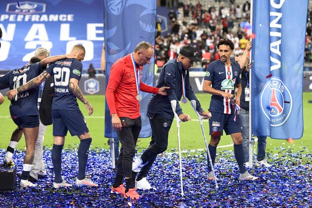 07 KYLIAN MBAPPE (PSG) - BLESSURE - BEQUILLES FOOTBALL : Paris SG vs Saint Etienne - Coupe de France - Finale - 24 07 2020 FEP Panoramic 