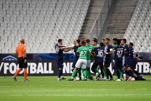 Altercation entre Loic Perrin ( 24 - Saint Etienne ) - Leandro Paredes ( 8 - PSG ) - FOOTBALL : Paris Saint Germain vs AS Saint Etienne - Finale Coupe de France - Saint Denis - 24 07 2020 FedericoPestellini Panoramic 