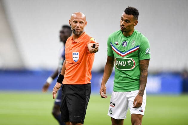 AMAURY DELERUE (ARBITRE) - 05 Timothee KOLODZIEJCZAK (asse) FOOTBALL : Paris SG vs Saint Etienne - Coupe de France - Finale - 24 07 2020 FEP Panoramic 