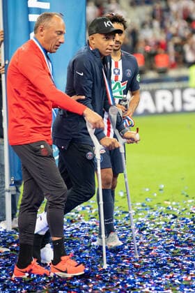 (200725) -- PARIS, July 25, 2020 -- Paris Saint Germain s Kylian Mbappe (C) attends the awarding ceremony after the French Cup final match between AS Saint-Etienne and Paris Saint Germain at Stade de France in Saint-Denis, outside Paris, France, July 24, 2020. (SP)FRANCE-PARIS-FOOTBALL-FRENCH CUP-FINAL GaoxJingtonglian 