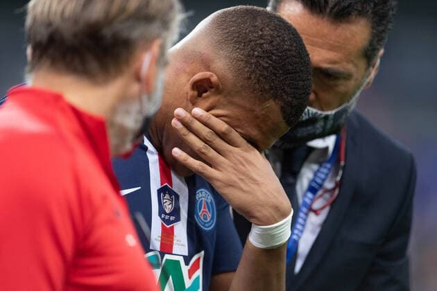(200725) -- PARIS, July 25, 2020 -- Paris Saint Germain s Kylian Mbappe (C) reacts as he leaves the field during the French Cup final match between AS Saint-Etienne and Paris Saint Germain at Stade de France in Saint-Denis, outside Paris, France, July 24, 2020. (SP)FRANCE-PARIS-FOOTBALL-FRENCH CUP-FINAL GaoxJingtonglian 