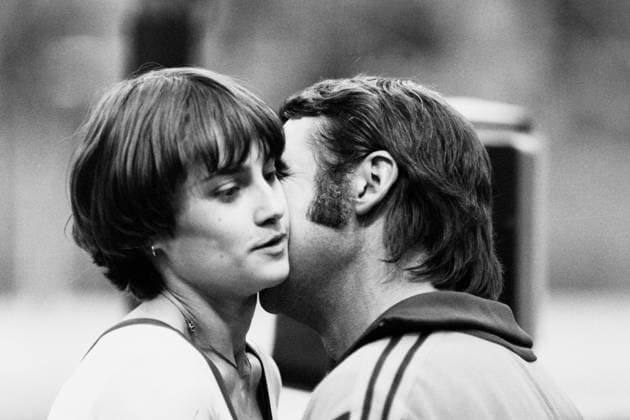 COMANECI Nadja Team ROU Olympiasiegerin mit Trainer KAROLYI Bela Turnen der Frauen Olympische Sommerspiele 1980 in Moskau am 25. Juli 1980 in Moskau *** COMANECI Nadja Team ROU Olympic champion with coach KAROLYI Bela Womens gymnastics Summer Olympic Games 1980 in Moscow on 25 July 1980 in Moscow