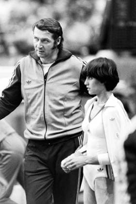 COMANECI Nadja Team ROU Olympiasiegerin mit Trainer KAROLYI Bela Turnen der Frauen Olympische Sommerspiele 1980 in Moskau am 25. Juli 1980 in Moskau *** COMANECI Nadja Team ROU Olympic champion with coach KAROLYI Bela Womens gymnastics Summer Olympic Games 1980 in Moscow on 25 July 1980 in Moscow