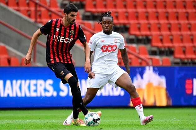 LIEGE, BELGIUM - JULY 25 : Samuel Bastien midfielder of Standard Liege battles for the ball with Kasper Dolberg forward of Nice during a pre season friendly game between Standard de Liege and OGC Nice on July 25, 2020 in Liege, Belgium, 25 07 2020 ( Photo by Peter De Voecht Photonews FOOTBALL : Standard de Liege vs OGC Nice - 25 07 2020 PHOTONEWS PANORAMIC 