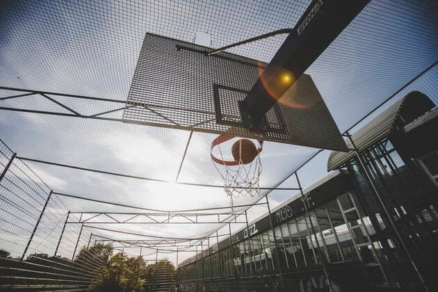 Köln, 23.07.2020: Feature Streetbasketball an einer Strassenbahnhaltestelle.