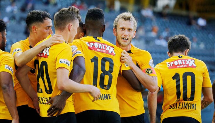 Foto Manuel Geisser 26.7.2020 Bern : Wankdorf Stadion Bern Saison 2019 2020 Herren Fussball Super League BSC Young Boys Bern - FC Luzern Torjubel Jean Pierre Nsame - Fabian Lustenberger (Young Boys)