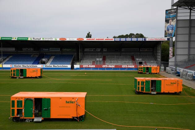 Die Verknüpfung von Naturrasen mit Kunstrasen läuft bei Holstein Kiel. Der Hybridrasen gilt als sehr robust und sorgt dafür, dass die Spielfläche länger hält, Fußball, Männer, Holstein Kiel, Ausblick Saison 2020 2021, 27.07.20 Kiel Holstein-Stadion Schleswig-Holstein Germany