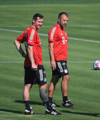 28.07.2020,1. FCB Mannschaftstraining, FCB Trainingsgelaende, Fussball, Muenchen, im Bild: Miroslav Klose (FCB) und Hansi Flick (FCB)