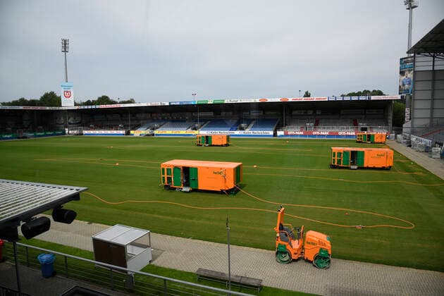 Die Verknüpfung von Naturrasen mit Kunstrasen läuft bei Holstein Kiel. Der Hybridrasen gilt als sehr robust und sorgt dafür, dass die Spielfläche länger hält, Fußball, Männer, Holstein Kiel, Ausblick Saison 2020 2021, 27.07.20 Kiel Holstein-Stadion Schleswig-Holstein Germany