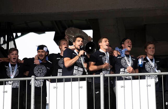 DIe Mannschaft zeigt sich mit der Meisterschale den Fans die vor dem Stadion feiern, Torwart Stefan ORTEGA (BI) gibt den Vorsaenger Fussball 2. Bundesliga, 34. Spieltag, DSC Arminia Bielefeld (BI) - 1. FC Heidenheim (HDH), am 28.06.2020 in Bielefeld Deutschland. DFL regulations prohibit any use of photographs as image sequences and or quasi-video Â