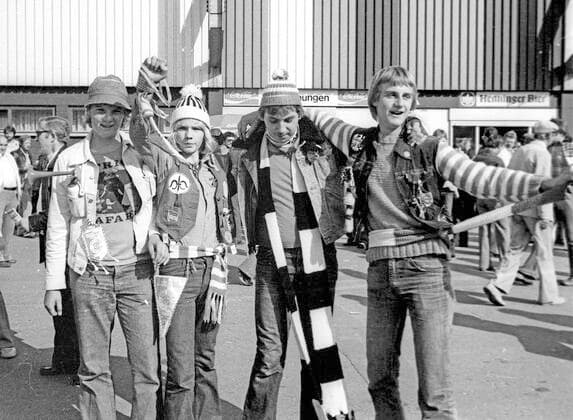 SV Darmstadt 98 - Fortuna Düsseldorf 1:6 16.09.1978 Darmstadt Fans vor dem Spiel noch optimistisch *** SV Darmstadt 98 Fortuna Düsseldorf 1 6 16 09 1978 Darmstadt fans still optimistic before the game HM