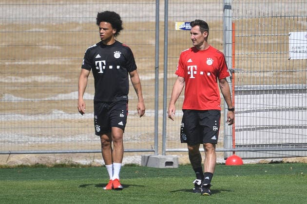 Bilder des Jahres 2020, Sport 07 Juli Sport Themen der Woche KW31 Miroslav KLOSE (Co Trainer FCB) mit Leroy SANE (Bayern Muenchen). Training an der Saebener Strasse. Fussball 1. Bundesliga,Saison 2019 2020, am 29.07.2020 *** Miroslav KLOSE Co-Trainer FCB with Leroy SANE Bayern Muenchen Training at Saebener Strasse Football 1 Bundesliga, Season 2019 2020, on 29 07 2020