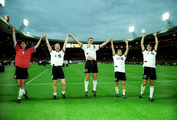 Europameisterschaft 1996 Finale: Deutschland - Tschechien 2:1 30.06.1996 von Links: Markus Babbel,Matthias Sammer,Oliver Bierhoff,Thomas Häßler,Christian Ziege jubeln vor dem Deutschen Fanblock. *** European Championship 1996 Final Germany Czech Republic 2 1 30 06 1996 from left Markus Babbel,Matthias Sammer,Oliver Bierhoff,Thomas Häßler,Christian Ziege cheering in front of the German Fanblock HM