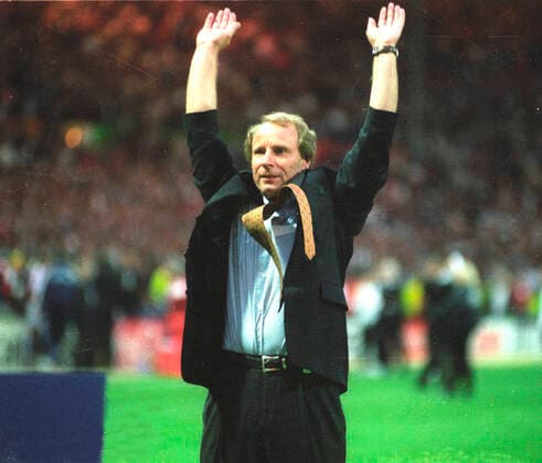 Europameisterschaft 1996 Finale: Deutschland - Tschechien 2:1 n.V.(G.G.) 30.06.1996 Bundestrainer Berti Vogts jubelt vor dem Deutschen Fanblock Jubel; Welle
