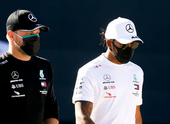 Sport Bilder des Tages Motorsports: FIA Formula One World Championship, WM, Weltmeisterschaft 2020, Grand Prix of Great Britain, 77 Valtteri Bottas (FIN, Mercedes-AMG Petronas Formula One Team), 44 Lewis Hamilton (GBR, Mercedes-AMG Petronas Formula One Team), Silverstone Great Britain