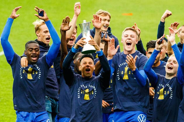 Bilder des Jahres 2020, Sport 07 Juli Sport Themen der Woche KW31 Sport Bilder des Tages 200730 IFK Göteborgs Tobias Sana jublar med pokalen efter finalen i Svenska Cupen i fotboll mellan IFK Göteborg och Malmö FF den 30 juli 2020 i Göteborg.  Copyright: MICHAELxERICHSEN BB200730MI085
