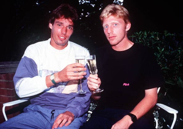 Michael Stich u. Boris Becker stoßen mit Sekt an,Halbfigur 7.1991 AELTC Wimbledon Boris Becker gratuliert Wimbledon Sieger Michael Stich nach dem Match im Deutschen Haus in Wimbledon. , TE010791Becker01.jpg, London Großbritannien *** Michael Stich and Boris Becker toast with champagne, half figure 7 1991 AELTC Wimbledon Boris Becker congratulates Wimbledon winner Michael Stich after the match in the German House in Wimbledon , TE010791Becker01 jpg, London Great Britain , Copyright: xThomasxExlerx