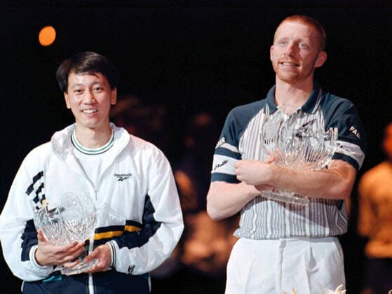 Boris Becker bei der Siegerehrung. 1.1995 Messehalle Frankfurt. Sieger des ATP, Tennis Herren Finales 1995 Boris Becker mit dem Finalisten Michael Chang bei der Siegerehrung. , TE191195Becker11.jpg, Frankfurt Germany Copyright: xThomasxExlerx