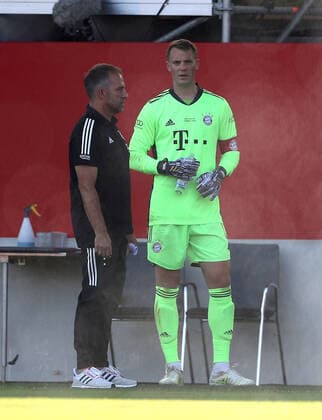 Testspiel FC Bayern Muenchen - Olympique Marseille Hansi Flick Trainer head coach von FC Bayern Muenchen mit Manuel Neuer 1 von FC Bayern Muenchen Testspiel Audi Football Summit FC Bayern Muenchen - Olympique Marseille auf dem FC Bayern Campus Saisonvorbereitung 2020 2021 Foto : Stefan Matzke sampics Pool Nur für journalistische Zwecke ! Only for editorial use ! DFL regulations prohibit any use of photographs as image sequences and or quasi-video München Bayern Deutschland