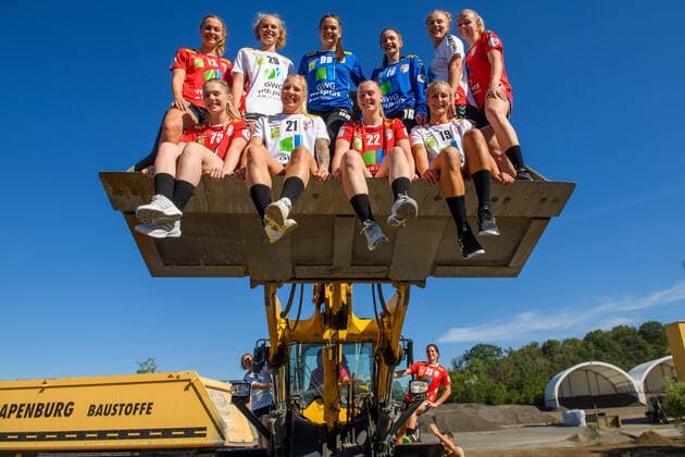 Bilder des Jahres 2020, Sport 07 Juli Sport Themen der Woche KW31 Sport Bilder des Tages Mannschaftsfotos und Porträts in einem Kieswerk eines Sponsor SV Union Halle-Neustadt (Wildcats) Handball 1.Bundesliga - Saison 2020 2021 Copyright: xVIADATAx xHolgerxJohnx Halle Saale Sachsen-Anhalt Deutschland *** Team photos and portraits in a gravel plant of a sponsor SV Union Halle Neustadt Wildcats Handball 1 Bundesliga Season 2020 2021 Copyright xVIADATAx xHolgerxJohnx Halle Saale Sachsen Anhalt Germany