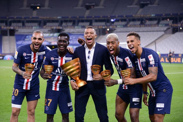 Bilder des Jahres 2020, Sport 07 Juli JOIE - TROPHEE - 07 KYLIAN MBAPPE (PSG) - 20 LAYVIN KURZAWA (PSG) - 27 IDRISSA GUEYE (PSG) FOOTBALL : Paris SG vs Lyon - Coupe de la Ligue - Finale - 31 07 2020 FEP Panoramic 