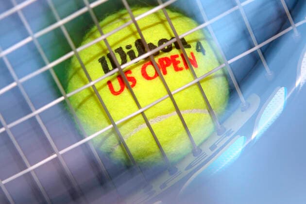 Tennisschläger mit einem Ball der US Open 01.08.2020
