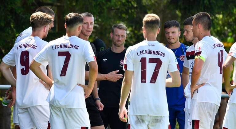 01.08.2020 - Fussball - Saison 2019 2020 - Testspiel Freundschaftsspiel: 1. FC Nürnberg II FCN - SpVgg Bayern Hof - - Marek Mintal (Trainer 1. FC Nürnberg FCN II ) spricht zu Mannschaft Team *** 01 08 2020 Soccer Season 2019 2020 Test match Friendly match 1 FC Nürnberg II FCN SpVgg Bayern Hof Marek Mintal Trainer 1 FC Nürnberg FCN II speaks to team Team