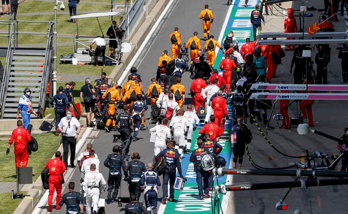 Motorsports: FIA Formula One World Championship, WM, Weltmeisterschaft 2020, Grand Prix of Great Britain, Mechanic in pitlane Silverstone Great Britain