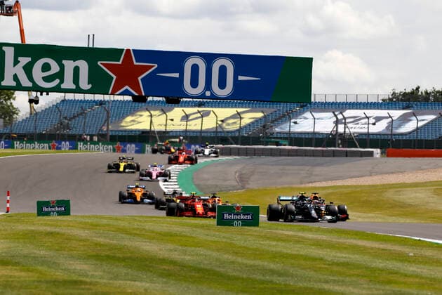Motorsports: FIA Formula One World Championship, WM, Weltmeisterschaft 2020, Grand Prix of Great Britain, 77 Valtteri Bottas (FIN, Mercedes-AMG Petronas Formula One Team), 33 Max Verstappen (NLD, Aston Martin Red Bull Racing), Silverstone Great Britain