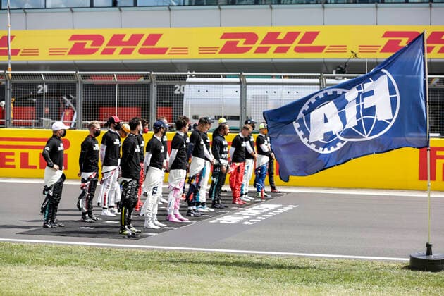 Motorsports: FIA Formula One World Championship, WM, Weltmeisterschaft 2020, Grand Prix of Great Britain, F1 drivers on the grid in support of the Black Lives Matter movement against racism Silverstone Great Britain