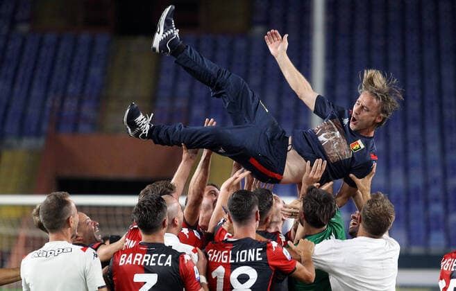 Bilder des Jahres 2020, Sport 08 August Sport Themen der Woche KW31 Sport Bilder des Tages Photo LaPresse - Tano Pecoraro 02 August 2020 City Genova - (Italy) Soccer Genoa vs Hellas Verona Italian Football Championship League A TIM 2019 2020 - "Luigi Ferraris" Stadium in the pic: genoa players celebrate at the end of the match with coach davide nicola  Copyright: xLaPresse TanoxPecorarox