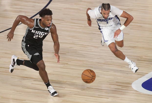 Bilder des Jahres 2020, Sport 08 August Sport Themen der Woche KW31 Sport Bilder des Tages August 2, 2020, Lake Buena Vista, FL, USA: Orlando Magic guard Michael Carter-Williams (right) and Sacramento Kings guard Buddy Hield (24) chase a loose ball on Sunday, Aug. 2, 2020 at Disney s Wide World of Sports HP Field House in Lake Buena Vista, Florida. Lake Buena Vista USA - ZUMAm67_ 20200802_zaf_m67_039 Copyright: xCharlesxKingx