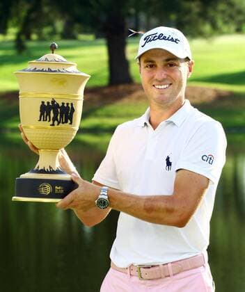 Bilder des Jahres 2020, Sport 08 August Sport Themen der Woche KW31 Sport Bilder des Tages Golf: WGC-FedEx St. Jude Invitational Justin Thomas of the United States holds his trophy after winning the World Golf Championships-FedEx St. Jude Invitational on Aug. 2, 2020, in Memphis, Tennessee. 