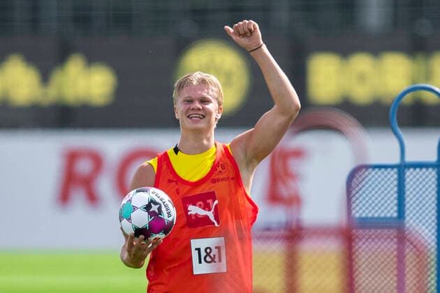 Sport Bilder des Tages Fußball: 1. Bundesliga, Saison 2020 2021, Training von Borussia Dortmund am 03.08.2020 in Dortmund (Nordrhein-Westfalen). Erling Braut Haaland reckt den Daumen nach oben. Copyright: xInderlied Kirchner-Mediax