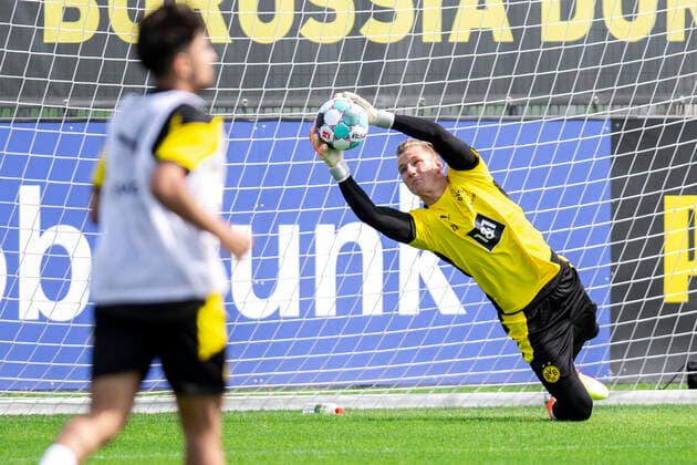 Fußball: 1. Bundesliga, Saison 2020 2021, Training von Borussia Dortmund am 03.08.2020 in Dortmund (Nordrhein-Westfalen). Torwart Luca Unbehaun fängt einen Ball. *** Football 1 Bundesliga, Season 2020 2021, Training of Borussia Dortmund on 03 08 2020 in Dortmund Nordrhein Westfalen Goalkeeper Luca Unbehaun catches a ball Copyright: xInderlied Kirchner-Mediax