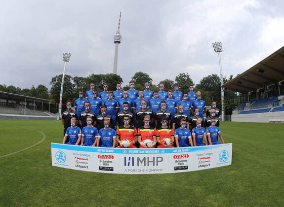 03.08.20 Stuttgarter Kickers Fototermin Deutschland, Stuttgart, 03.08.2020, Fussball, Oberliga BW, Saison 2020 2021, Fototermin, Stuttgarter Kickers: Spieler mit Atemschutzmasken beim Mannschaftsfoto.