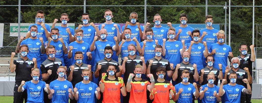 03.08.20 Stuttgarter Kickers Fototermin Deutschland, Stuttgart, 03.08.2020, Fussball, Oberliga BW, Saison 2020 2021, Fototermin, Stuttgarter Kickers: Spieler mit Atemschutzmasken beim Mannschaftsfoto.