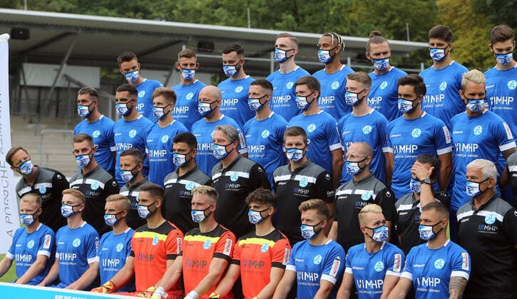 03.08.20 Stuttgarter Kickers Fototermin Deutschland, Stuttgart, 03.08.2020, Fussball, Oberliga BW, Saison 2020 2021, Fototermin, Stuttgarter Kickers: Spieler mit Atemschutzmasken beim Mannschaftsfoto.