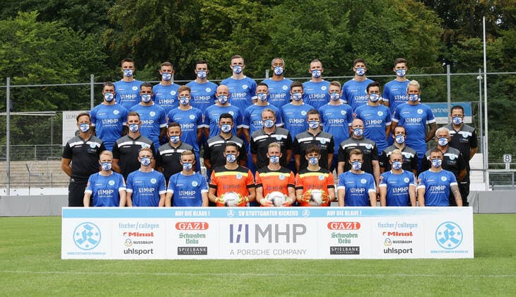 03.08.2020, Stuttgart , Oberliga , Fototermin Stuttgarter Kickers , Mannschaftsfoto 2020 2021 , 4. Reihe von unten von links: Theo Rieg David Braig Bleron Visoka Niklas Kolbe Ruben Reisig Mijo Zunjic Tino Jukic Robin Schwemmle 3.Reihe von unten von links: Cristian Giles Dens Zagaria Nico Blank Lukas Kling Noah Lulic Nick Rudloff Niklas benkeser Marcelo Freitas Markus Obernosterer 2.Reihe von unten von links: Trainer Ramon Gehrmann Yannick Dreyer Mustafa Ural Ümit Sahin Lutz Siebrecht Patrick Rost Adrian Fleuchaus Sascha Weininger Willi Mast Dieter Kerschbaum 1. Reihe von unten von links: Marvin Weiss Marian Riedinger Benedickt Landwehr Thomas Bromma Tobias Trautner Maximilian otto David Kammenbauer Malte Moos Niko Dobros
