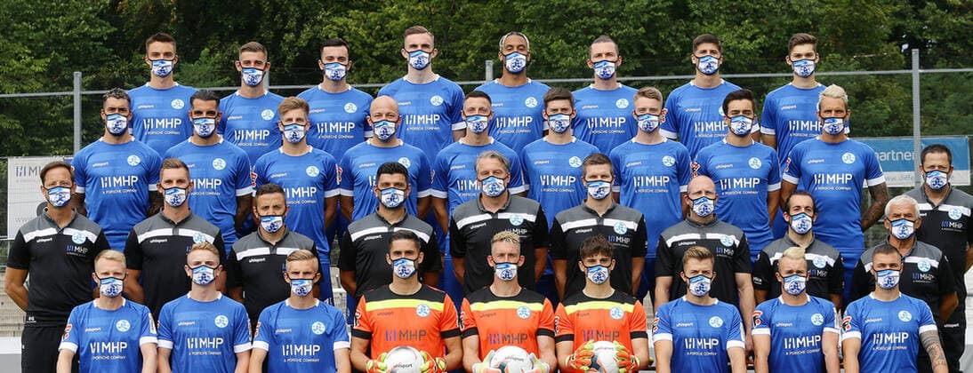 Bilder des Jahres 2020, Sport 08 August Sport Themen der Woche KW32 Sport Bilder des Tages 03.08.2020, Stuttgart , Oberliga , Fototermin Stuttgarter Kickers , Mannschaftsfoto 2020 2021 , 4. Reihe von unten von links: Theo Rieg David Braig Bleron Visoka Niklas Kolbe Ruben Reisig Mijo Zunjic Tino Jukic Robin Schwemmle 3.Reihe von unten von links: Cristian Giles Dens Zagaria Nico Blank Lukas Kling Noah Lulic Nick Rudloff Niklas benkeser Marcelo Freitas Markus Obernosterer 2.Reihe von unten von links: Trainer Ramon Gehrmann Yannick Dreyer Mustafa Ural Ümit Sahin Lutz Siebrecht Patrick Rost Adrian Fleuchaus Sascha Weininger Willi Mast Dieter Kerschbaum 1. Reihe von unten von links: Marvin Weiss Marian Riedinger Benedickt Landwehr Thomas Bromma Tobias Trautner Maximilian otto David Kammenbauer Malte Moos Niko Dobros *** 03 08 2020, Stuttgart , Oberliga , Photo session Stuttgarter Kickers , Team photo 2020 2021 , 4 Row from below from left Theo Rieg David Braig Bleron Visoka Niklas Kolbe Ruben Reisig Mijo Zunjic Tino Jukic Robin Schwemmle 3 Row from below from left Cristian Giles Dens Zagaria Nico Blank Lukas Kling Noah Lulic Nick Rudloff Niklas benkeser Marcelo Freitas Markus Obernosterer 2 Row from below from left Coach Ramon Gehrmann Yannick Dreyer Mustafa Ural Ümit Sahin Lutz Siebrecht Patrick Rost Adrian Fleuchaus Sascha Weininger Willi Mast Dieter Kerschbaum 1 row from below from left Marvin Weiss Marian Riedinger Benedickt Landwehr Thomas Bromma Tobias Trautner Maximilian otto David Kammenbauer Malte Moos Niko Dobros