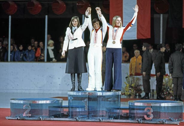 02.02.76 Olympia Innsbruck Österreich, Innsbruck, 02.02.1976, Winter Olympia 1976 in Innsbruck: Siegerehrung Abfahrt v.l. Brigitte Totschnig (Österreich), Rosi Mittermaier (BRD), Cynthia Nelson (USA). *** 02 02 76 Olympia Innsbruck Austria, Innsbruck, 02 02 1976, Winter Olympia 1976 in Innsbruck Award ceremony Downhill from Brigitte Totschnig Austria , Rosi Mittermaier BRD , Cynthia Nelson USA