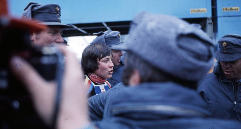 02.02.76 Olympia Innsbruck Österreich, Innsbruck, 02.02.1976, Winter Olympia 1976 in Innsbruck: Frauen Slalom 1. Platz Gold Medaille Rosi Mittermaier (BRD) unter Polizeischutz. *** 02 02 76 Olympia Innsbruck Austria, Innsbruck, 02 02 1976, Winter Olympia 1976 in Innsbruck Women Slalom 1 Place Gold Medal Rosi Mittermaier BRD under police protection
