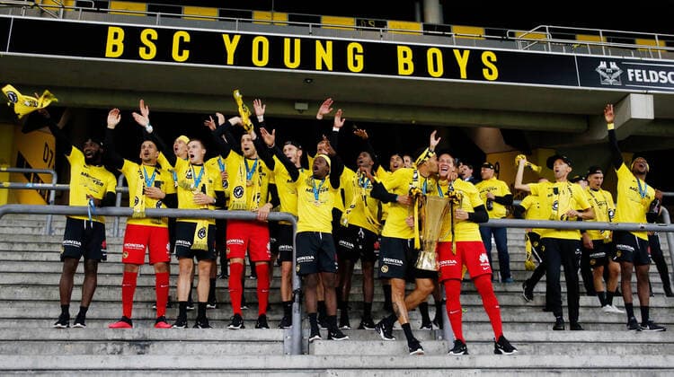 Foto Manuel Geisser 03.8.2020 Bern : Wankdorf Stadion Saison 2019 2020 Herren Fussball Super League BSC Young Boys Bern - FC St.Gallen Spieler feiern mit Pokal auf der Stehrampe der YB Fans . Guillaume Hoarau und Torwart Marco Wölfli mit Pokal BSC Young Boys Bern Schweizer Meister 2019 2020