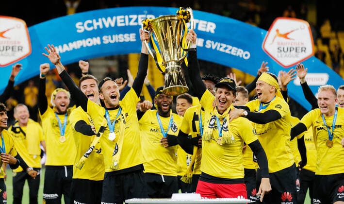 Bilder des Jahres 2020, Sport 08 August Sport Themen der Woche KW32 Foto Manuel Geisser 03.8.2020 Bern : Wankdorf Stadion Saison 2019 2020 Herren Fussball Super League BSC Young Boys Bern - FC St.Gallen Fabian Lustenberger und Torwart Marco Wölfli mit Pokal BSC Young Boys Bern Schweizer Meister 2019 2020 *** Photo Manuel Geisser 03 8 2020 Bern Wankdorf Stadium Season 2019 2020 Mens Football Super League BSC Young Boys Bern FC St Gallen Fabian Lustenberger and goalkeeper Marco Wölfli with cup BSC Young Boys Bern Swiss Champion 2019 2020 