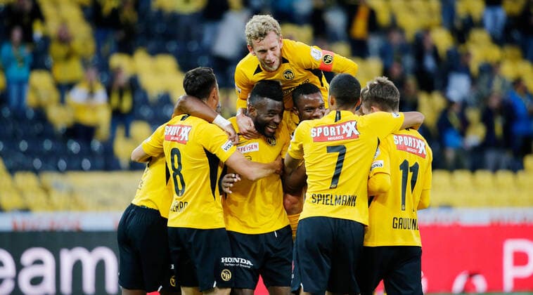 Foto Manuel Geisser 03.8.2020 Bern : Wankdorf Stadion Saison 2019 2020 Herren Fussball Super League BSC Young Boys Bern - FC St.Gallen Torjubel ua. mit Vincent Sierro , Jean Pierre Nsame , Fabian Lustenberger , Christopher Martins und Marvin Spielmann (Young Boys)