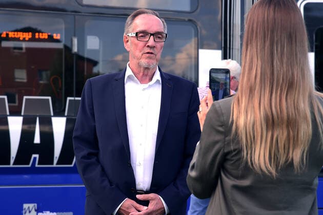 04-08-2020 pmk NC125382 Fussball Herren Bundesliga Saison 2020 2021 DSC Arminia Bielefeld Stadtbahn Buendnisbahn Ostwestfalen Jungfernfahrt Hans-Juergen LAUFER -Praesident- Bielefeld